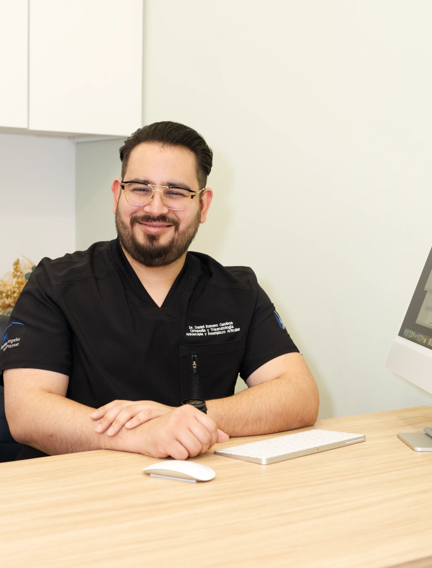 Dr. Daniel Romero en consulta